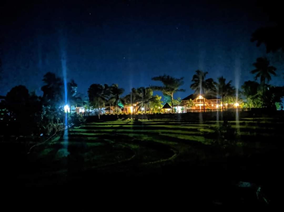 Peraja Bungalows Loyok Sangyang Buitenkant foto