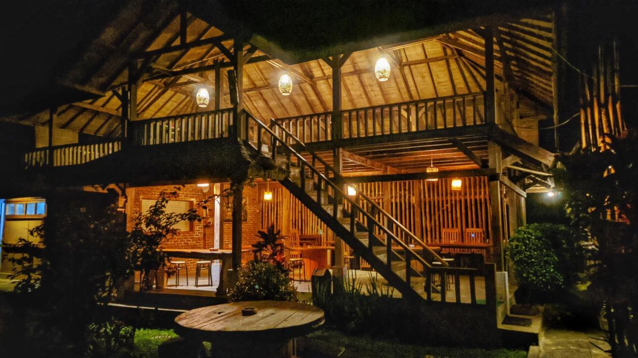 Peraja Bungalows Loyok Sangyang Buitenkant foto