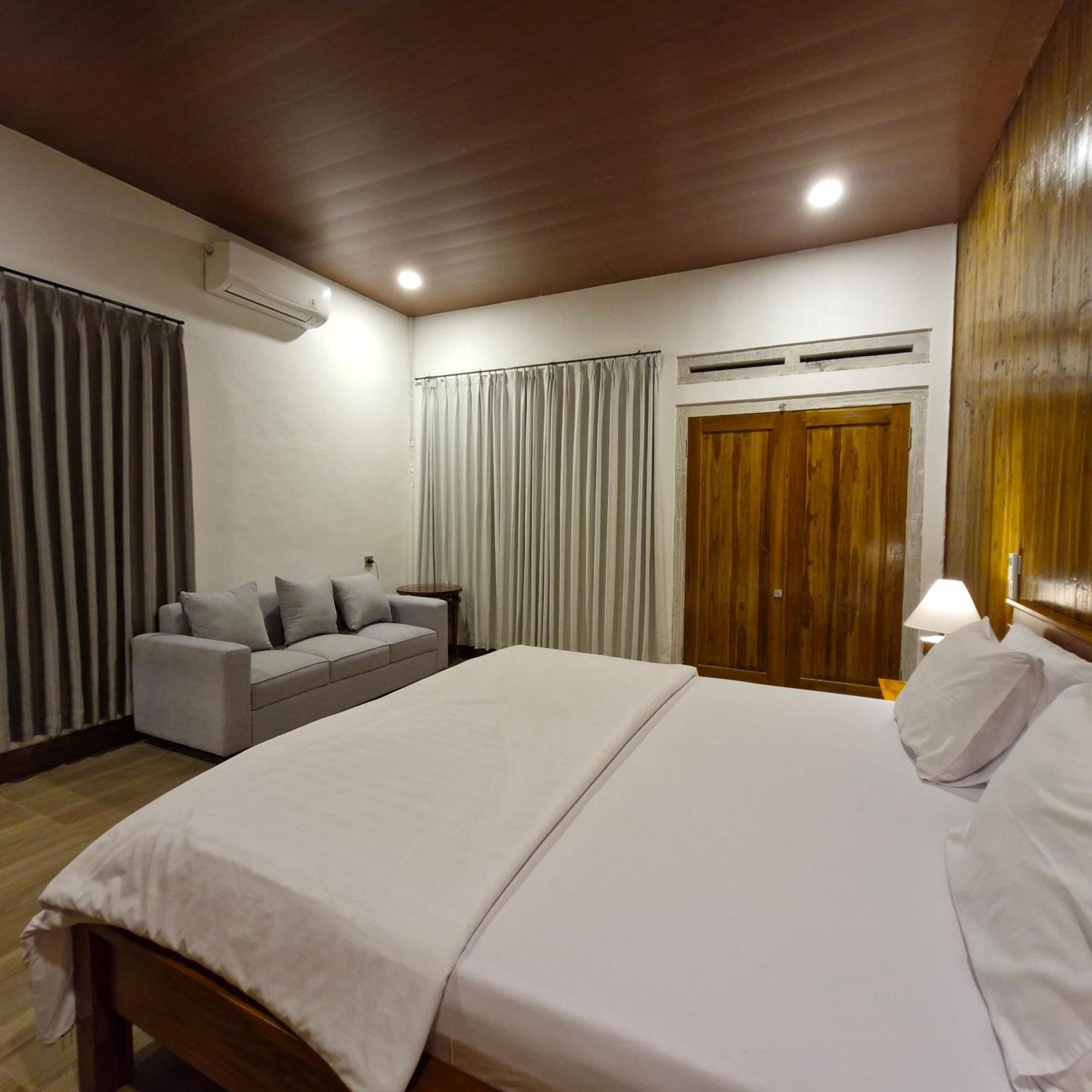 Peraja Bungalows Loyok Sangyang Buitenkant foto